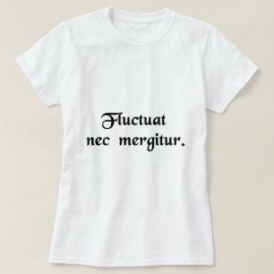 T-shirt Il est jeté en l'air par les vagues mais il ne