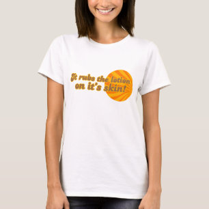 T-shirt Il met la lotion sur sa peau