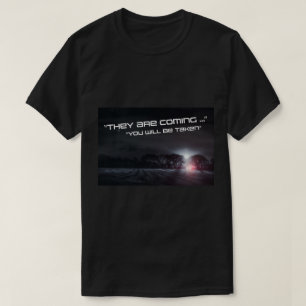 T-shirt Ils arrivent seuls dans un champ sombre