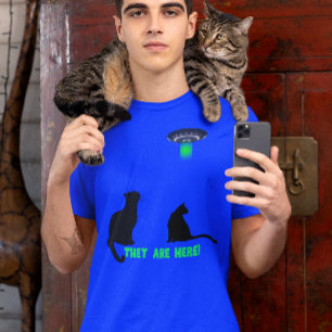 T-shirt Ils Sont Là ! Chats et soucoupe volante