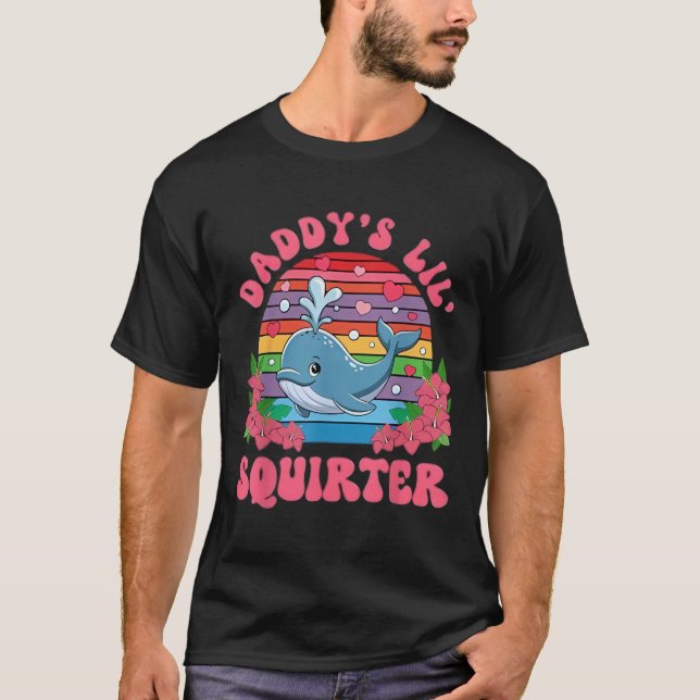 T-shirt Inapproprié Dny Daddy's Lil Squirter Embarrass (Devant)