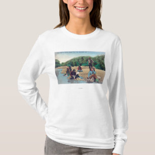 T-shirt Indiens lavant des vêtements en rivière russe