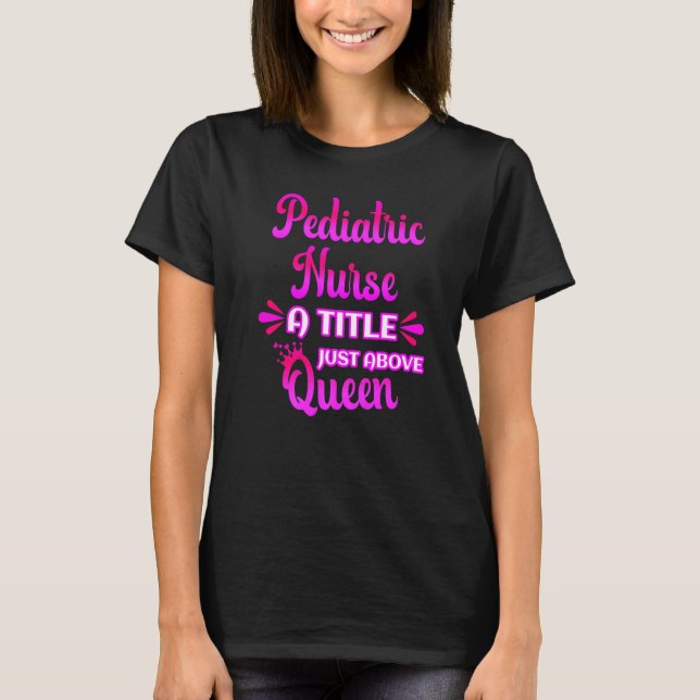 T-shirt Infirmière pédiatrique Un Titre Juste Au-Dessus De (Devant)