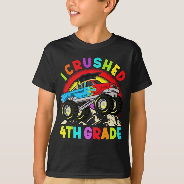 T-shirt J'ai broyé 4e année Monster Truck Graduation Cap (Devant)