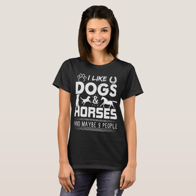 T-SHIRT J'AIME LES CHIENS ET LES CHEVAUX ET PEUT-ÊTRE TROI (Devant entier)