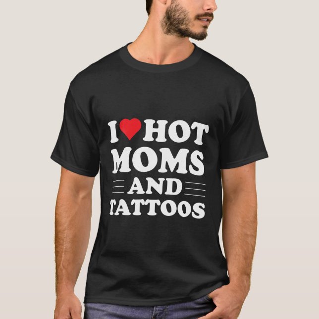 T-shirt J'Aime Les Moms Chaudes Et Tatouages Rouge Coeur T (Devant)