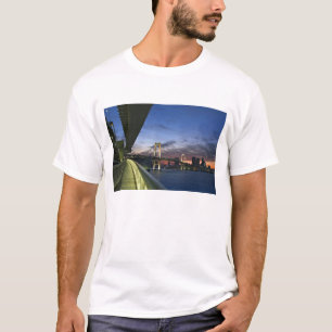 T-shirt Japon. Tokyo. Pont Rainbow dans la baie de Tokyo.