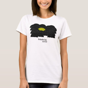 T-shirt Jaune dans une mer Noire de parapluies