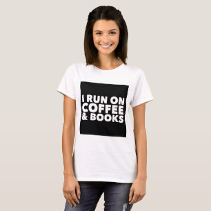 T-shirt Je cours sur le café et le tee - shirt de blanc d