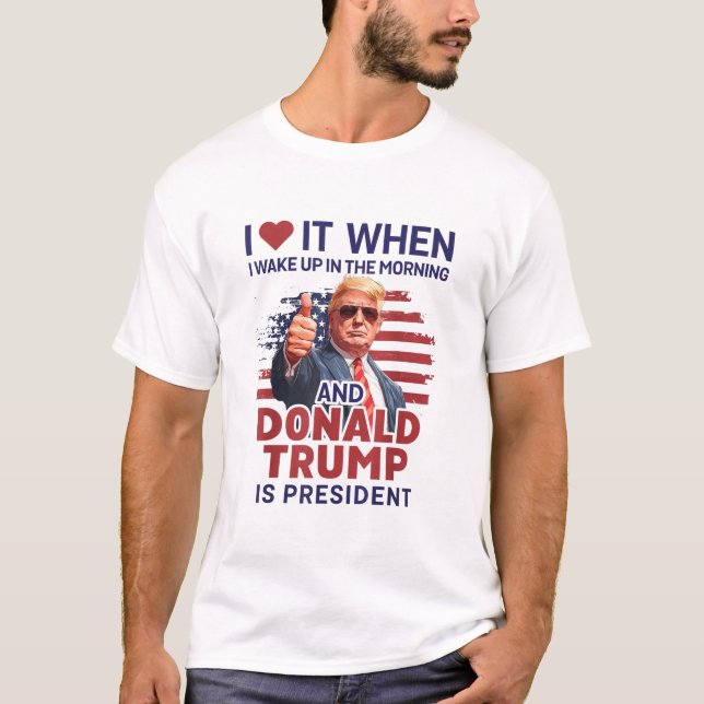 T-shirt Je L'Aime Quand Je Me Réveille Et Trump Est Présid (Devant)