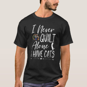 T-shirt Je ne quilt jamais seul j'ai des chats couturiers