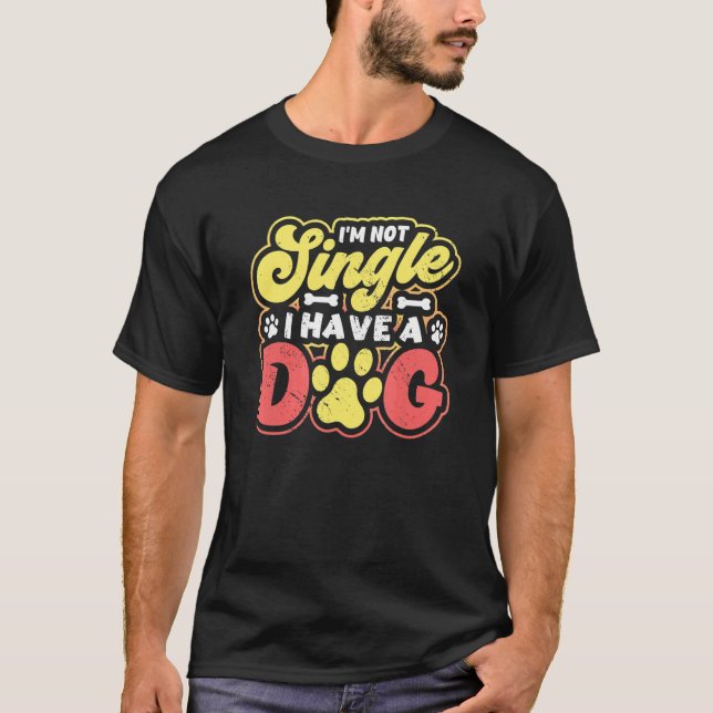 T-shirt Je ne suis pas célibataire j'ai un chien (Devant)