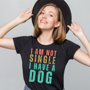 T-shirt Je ne suis pas célibataire j'ai un chien drôle Val