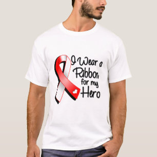 T-shirt Je porte un ruban rouge et blanc pour mon héros
