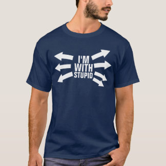 T-shirt Je suis avec la pièce en t foncée stupide