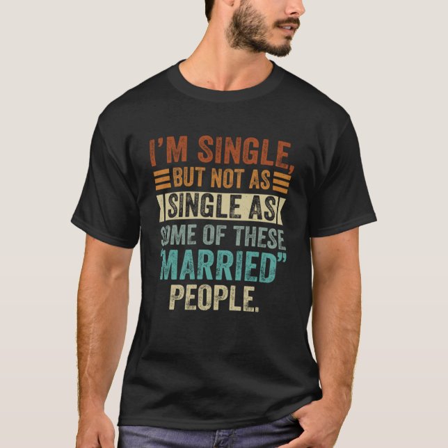 T-shirt Je suis célibataire mais pas aussi célibataire que (Devant)