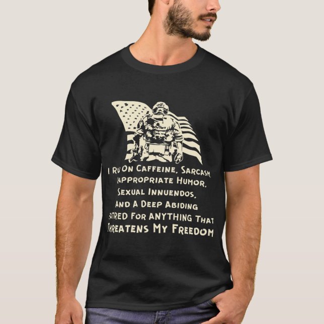 T-shirt Je Suis En Cours De Caféine, De Sarcasme, De Humou (Devant)