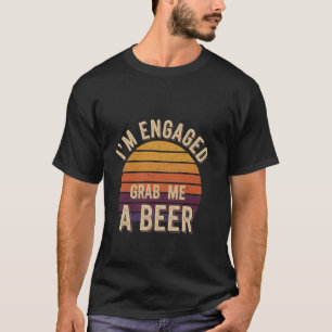 T-shirt Je suis fiancé, attrape-moi une bière Humour de de