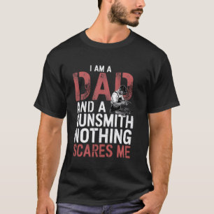 T-shirt Je suis un papa et un armurier rien ne me fait peu