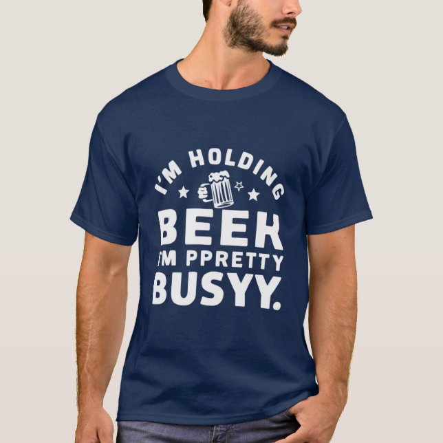 T-shirt Je tiens une bière Je suis plutôt occupé design. (Devant)