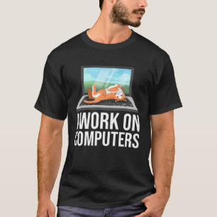 T-shirt Je travaille sur des ordinateurs Chat allongé sur