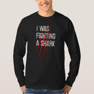 T-shirt J'Étais En Train De Combattre Un Requin Déchiré 1