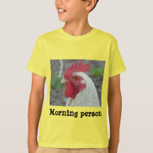 Jeune coq de personne de matin