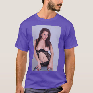 T-shirt Jeune fille à tête rouge qui pose seins