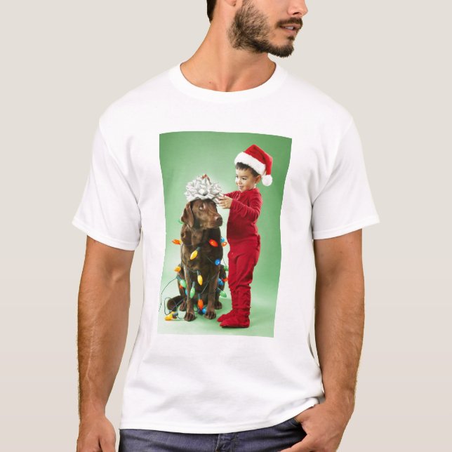 T-shirt Jeune garçon enroulant des lumières de Noël autour (Devant)