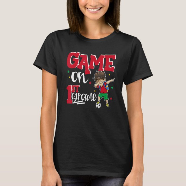 T-shirt Jeux sur les garçons de 1ère année Dabbing Soccer  (Devant)