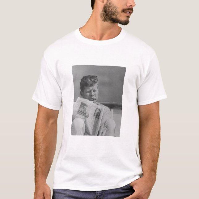 T-shirt JFK détendant dehors (Devant)