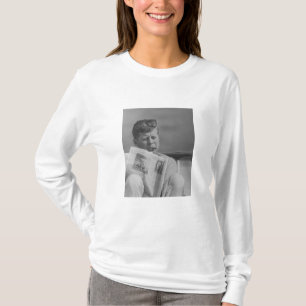 T-shirt JFK détendant dehors