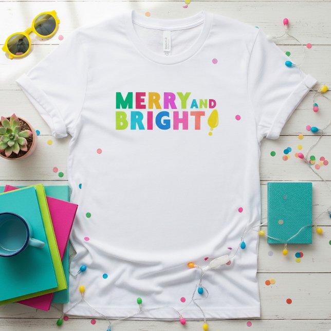 T-shirt Joyeuse et brillante ampoule de Noël (Very Merry and So Bright. Our festive colorful Christmas t-shirt complete with a nostalgic bulb.)
