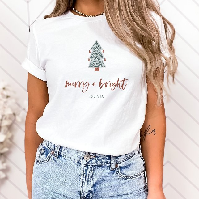 T-shirt Joyeux et lumineux | Arbre de Noël Boho (A stylish, boho Christmas T shirt that says "merry + bright" in casual terracotta script)