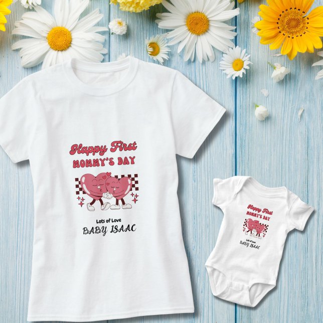 T-shirt Joyeux premier jour de maman avec le nom du coeur  (First Mommy's Day with our matching clothes for mommy and baby.  Baby's name is customizable.)