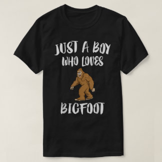 T-shirt Just a Boy Who Loves Bigfoot