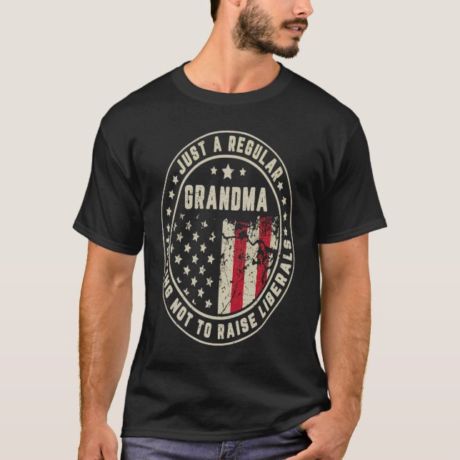 T-shirt Just A Regular Grandma Trying Not To Raise America (Devant)