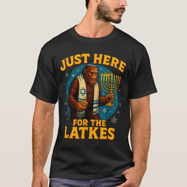 T-shirt Just Here For The Latkes Funny Hanukkah Bigfoot  (Devant)
