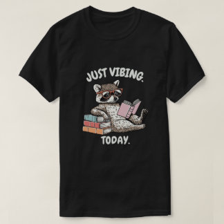 T-shirt Just Vibing Today Raccoon Reading Design