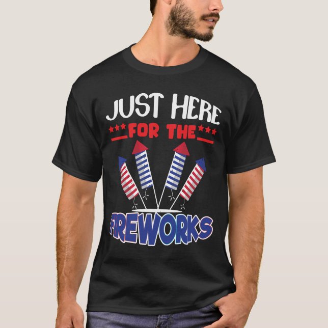T-shirt Juste ici pour le tee-shirt drôle de feu d'artific (Devant)