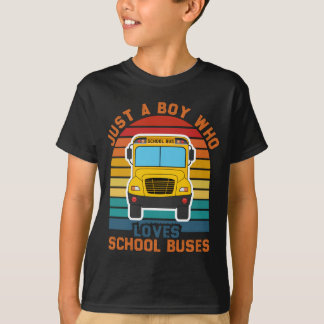 T-shirt juste un garçon qui aime les bus scolaires, l'amou