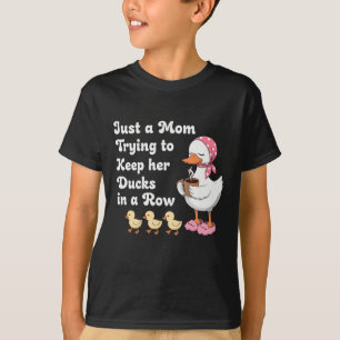 T-shirt Juste une maman essayant de garder ses canards en 