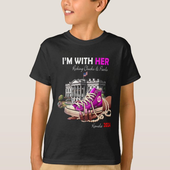 T-shirt Kamala Harris 2024 I'm With Her Rocking Chucks &am (Devant)