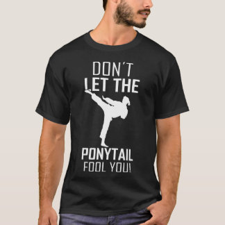 T-shirt Karate Girl Saying Ne laissez pas le Ponytail vous