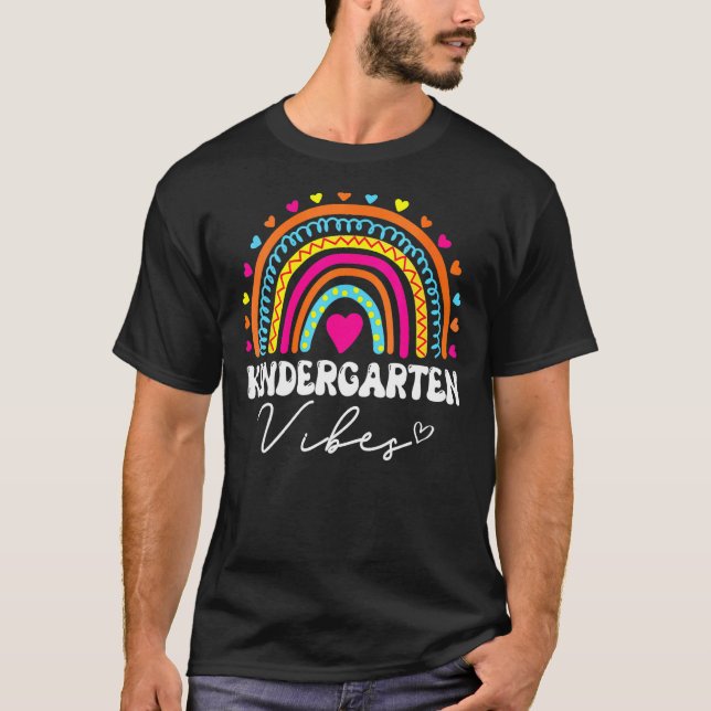 T-shirt Kindergarten Vibes Team Rainbow  First Day of Scho (Devant)