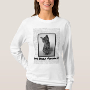 T-shirt Kitten a été encadré sur une chemise murale