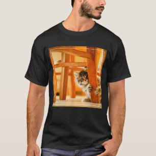 T-shirt Kitty sous la chaise