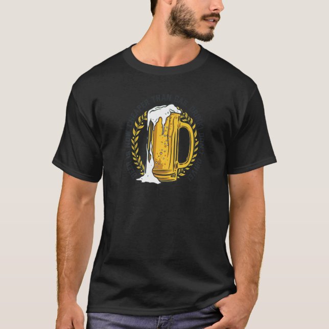 T-shirt La bière est maintenant moins chère que la boisson (Devant)
