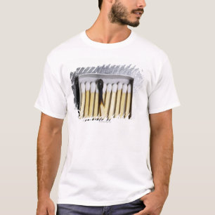 T-shirt La boîte de matchs en bois avec un a brûlé le