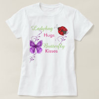 La coccinelle étreint le tee - shirt de baisers de